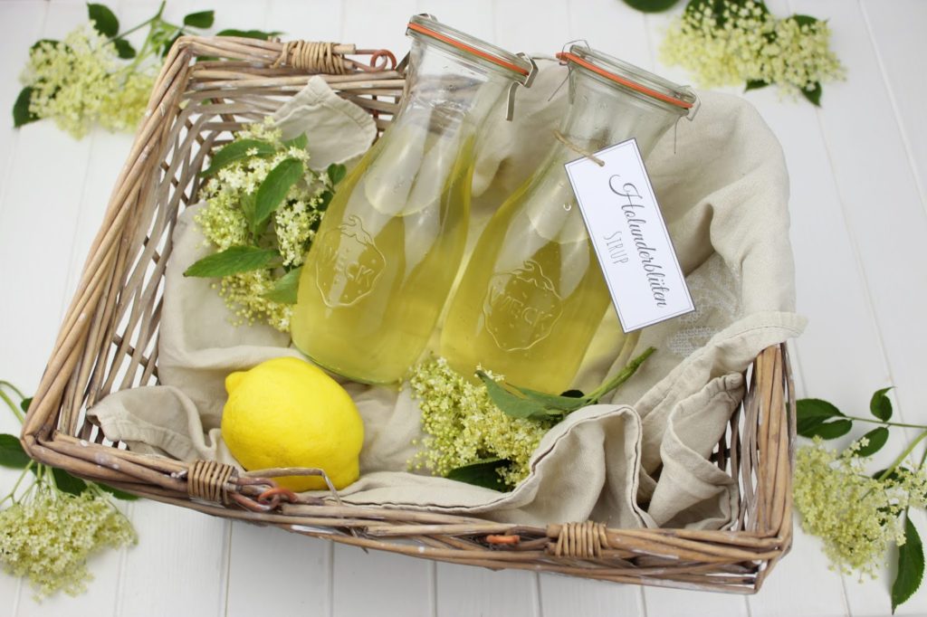 Rezept - Holunderblütensirup selber machen - so schnell und einfach geht es Rezept - Holunderblütensirup selber machen - so schnell und einfach geht es