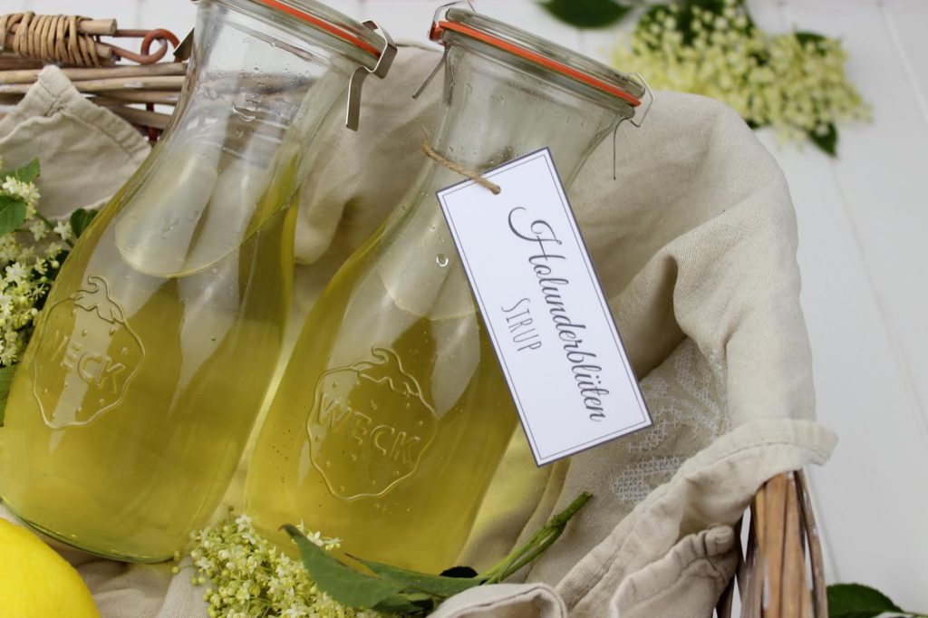 Rezept - Holunderblütensirup selber machen - so schnell und einfach geht es Rezept - Holunderblütensirup selber machen - so schnell und einfach geht es