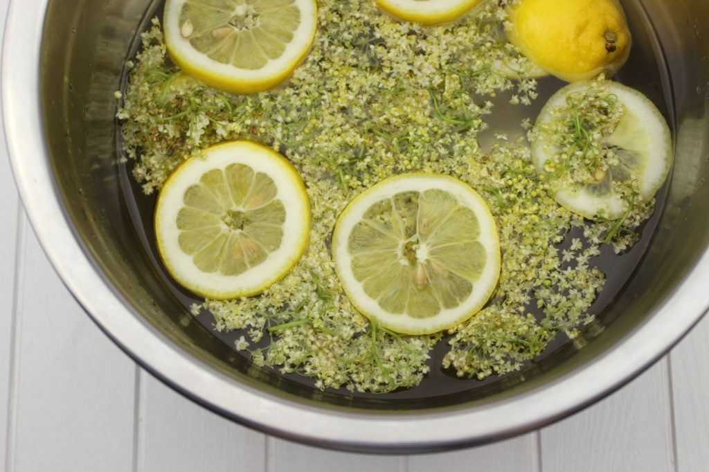 Rezept - Holunderblütensirup selber machen - so schnell und einfach geht es Rezept - Holunderblütensirup selber machen - so schnell und einfach geht es
