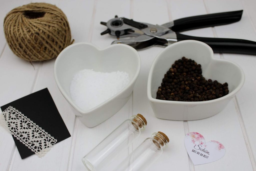 DIY - Gastgeschenk Pfeffer und Salz für die Hochzeit ganz einfach selber machen DIY - Gastgeschenk Pfeffer und Salz für die Hochzeit ganz einfach selber machen
