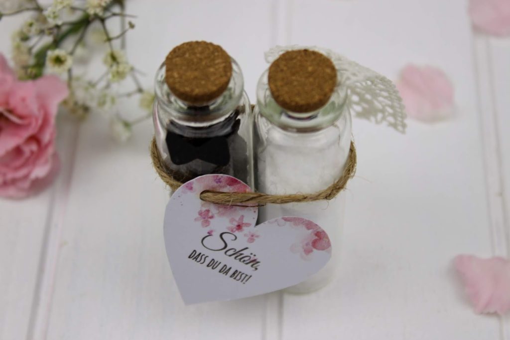 DIY - Gastgeschenk Pfeffer und Salz für die Hochzeit ganz einfach selber machen DIY - Gastgeschenk Pfeffer und Salz für die Hochzeit ganz einfach selber machen