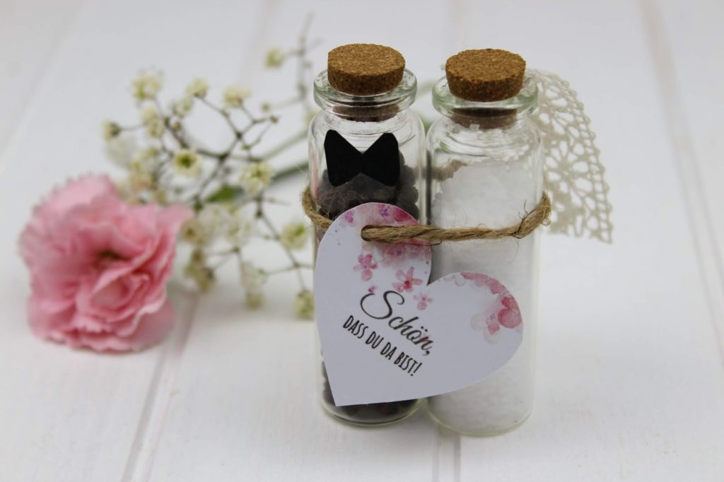 DIY - Gastgeschenk Pfeffer und Salz für die Hochzeit ganz einfach selber machen DIY - Gastgeschenk Pfeffer und Salz für die Hochzeit ganz einfach selber machen