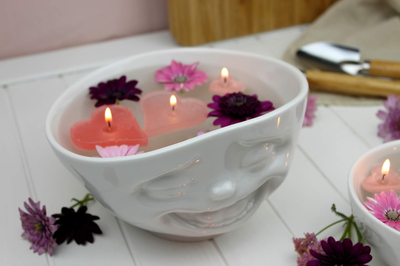 Kerzen, Schwimmkerzen, Blumen, Schüssel