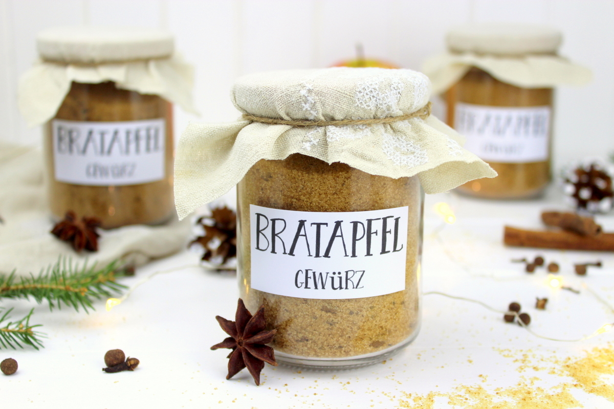 Bratapfelgewürz in einem Einmachglas schick verpackt