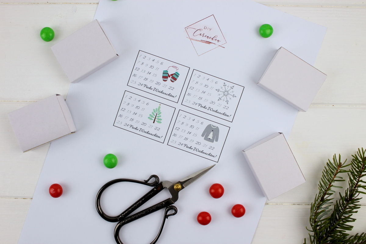 Adventskalender in einer Streichholzschachtel mit Süßigkeiten gefüllt