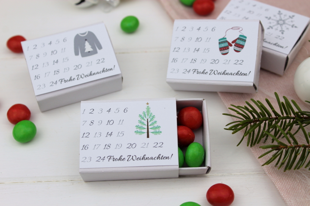 Adventskalender in einer Streichholzschachtel mit Süßigkeiten gefüllt