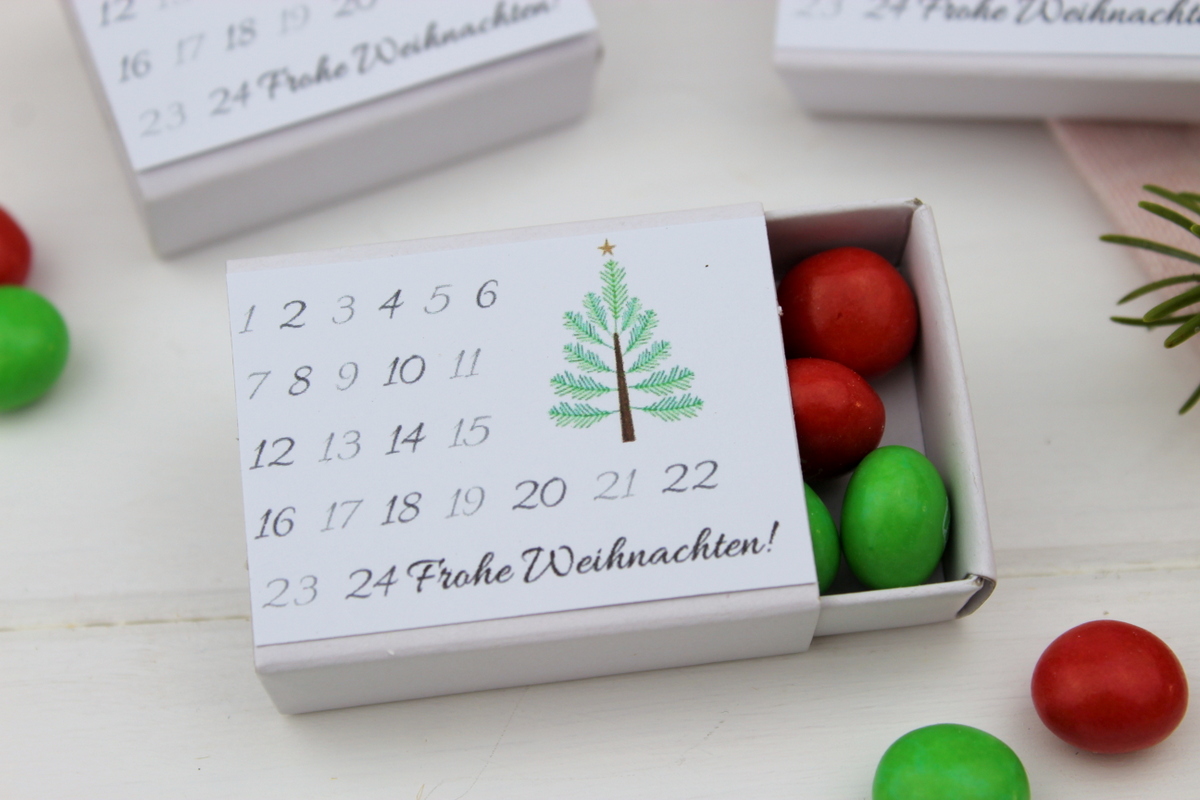 Adventskalender in einer Streichholzschachtel mit Süßigkeiten gefüllt