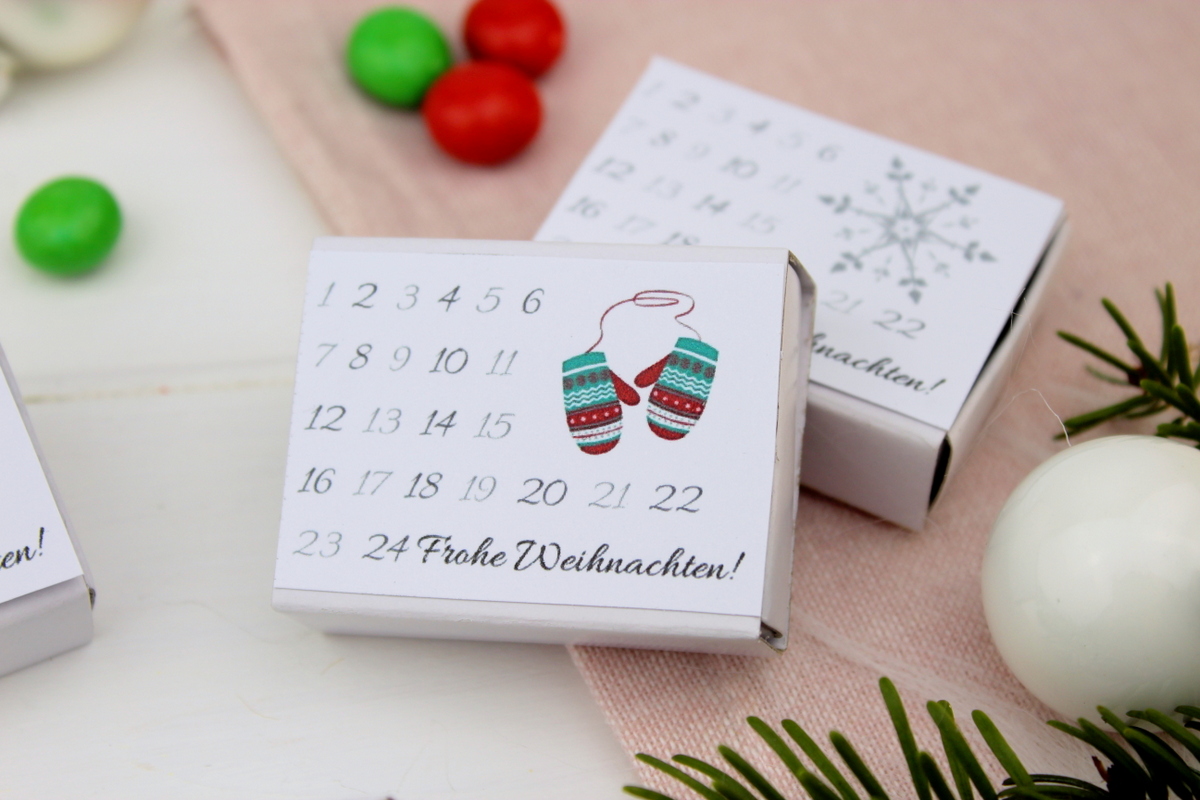 Adventskalender in einer Streichholzschachtel mit Süßigkeiten gefüllt