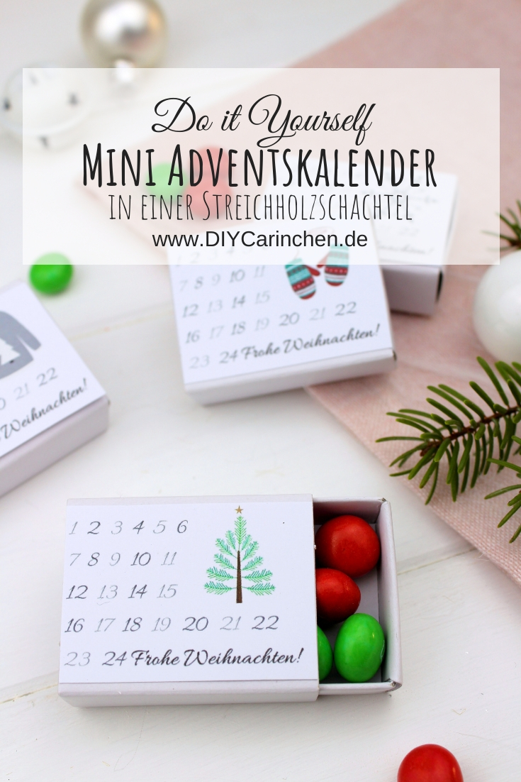 Adventskalender in einer Streichholzschachtel mit Süßigkeiten gefüllt