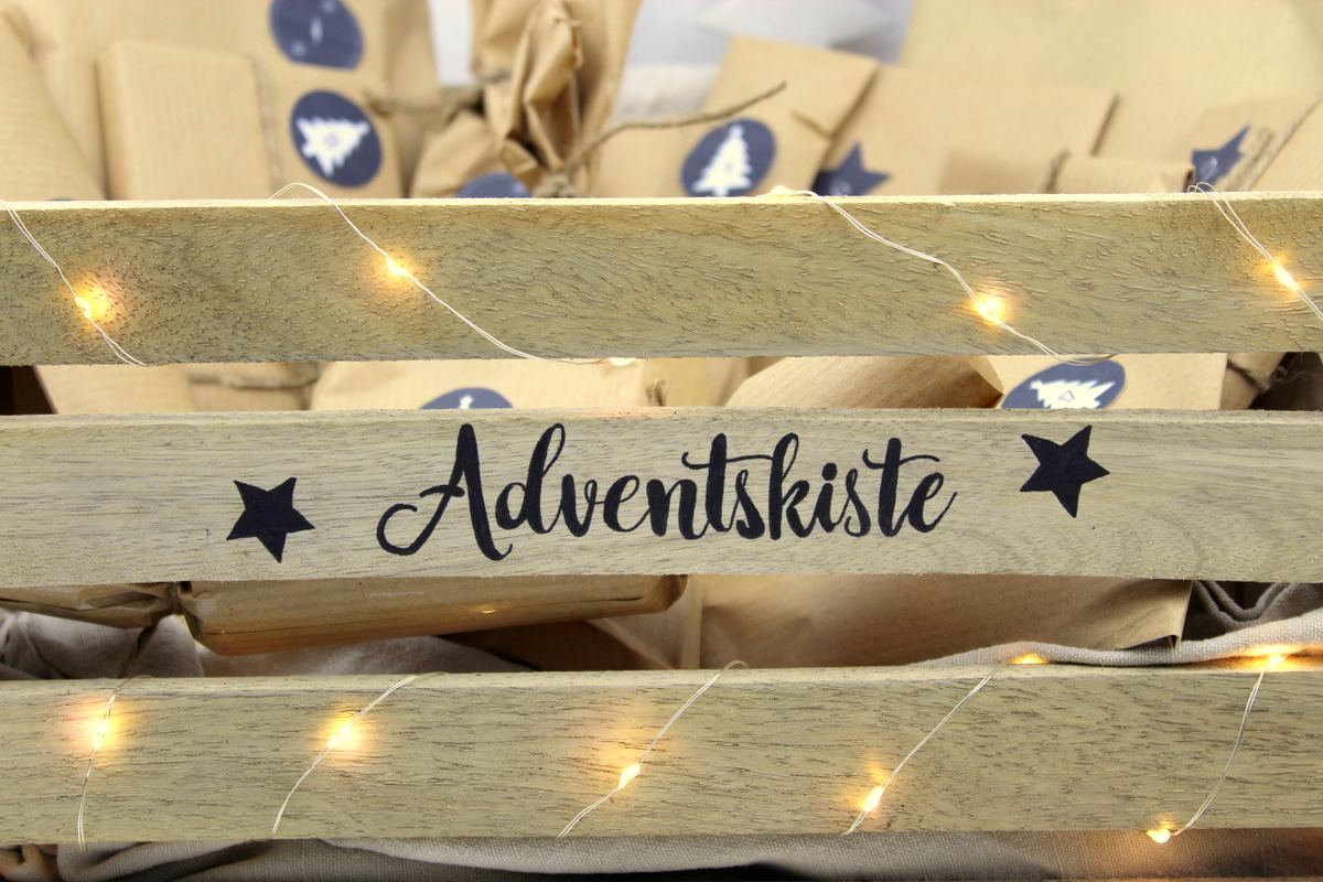 Adventskalender in einer Kiste / Adventskiste mit 24 Geschenken