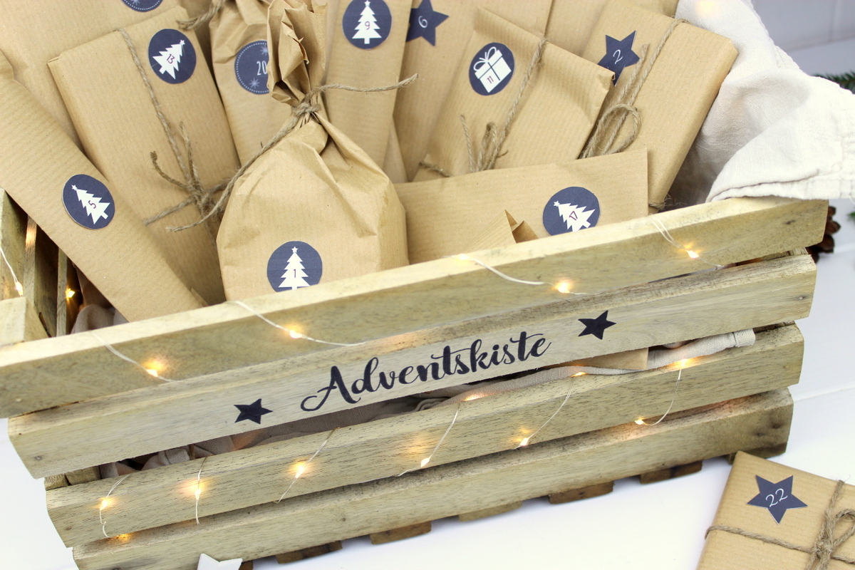 Adventskalender in einer Kiste / Adventskiste mit 24 Geschenken