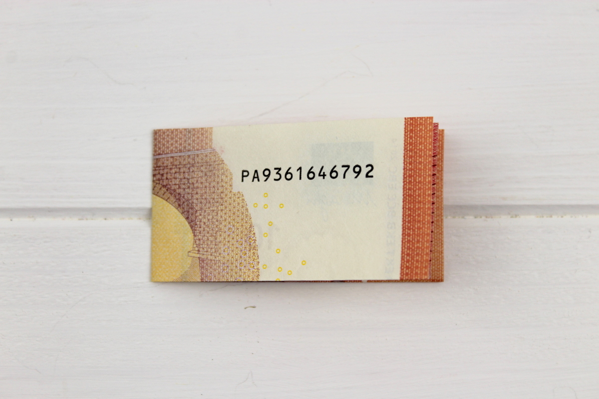 Origami Stern mit 10 Euro Scheinen auf einem Geschenk