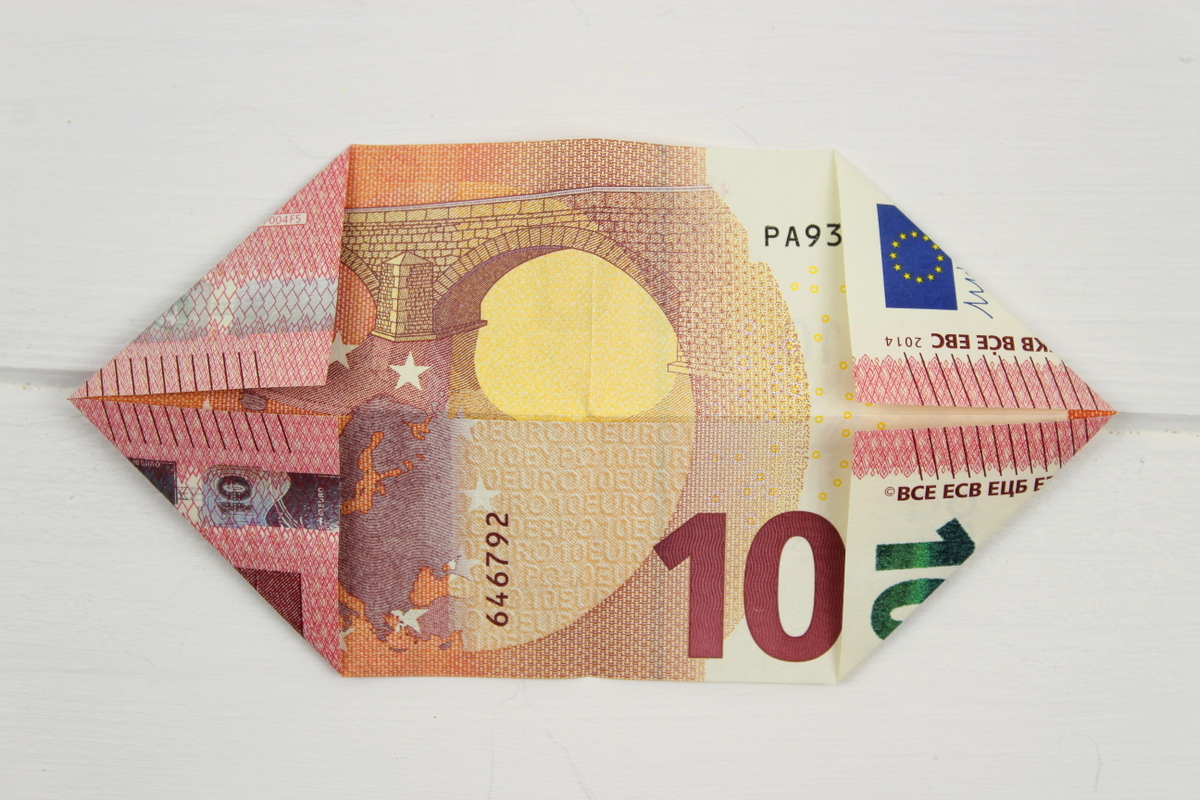 Origami Stern mit 10 Euro Scheinen auf einem Geschenk
