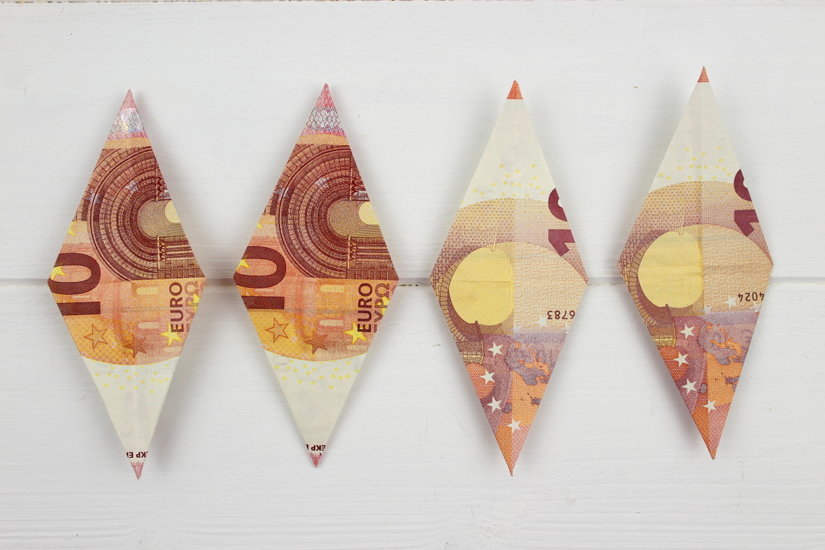 Origami Stern mit 10 Euro Scheinen auf einem Geschenk