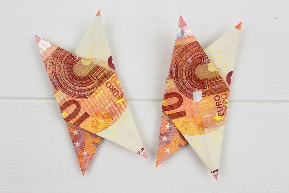 Origami Stern mit 10 Euro Scheinen auf einem Geschenk