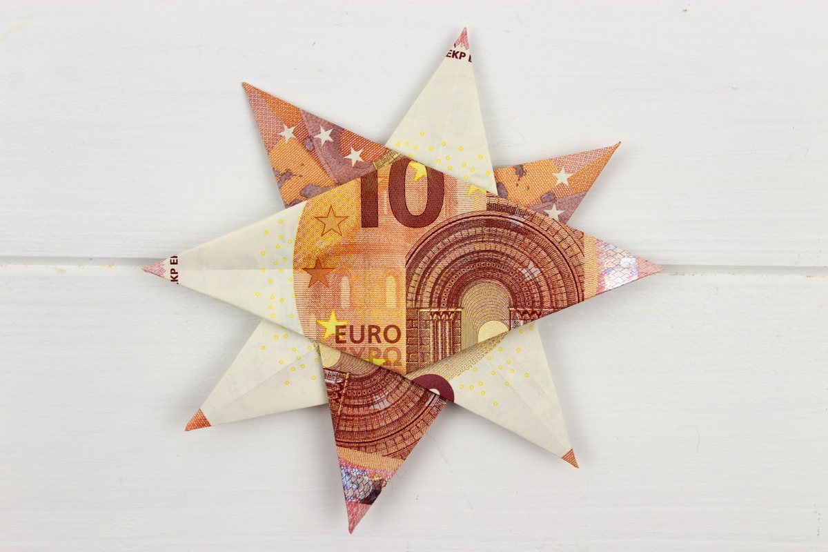 Origami Stern mit 10 Euro Scheinen auf einem Geschenk