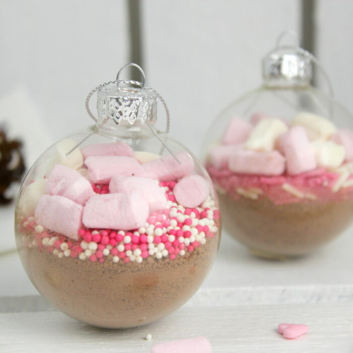 DIY – Trinkschokolade in einer Christbaumkugel selbermachen – leckeres Geschenk zu Weihnachten