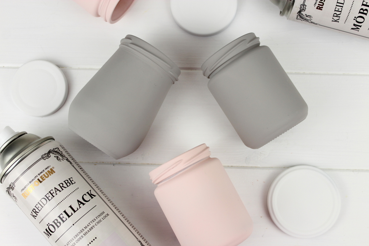 Upcycling Adventskalender aus alten angesprühten Gläsern mit Kreidefarbe in rosa und grau