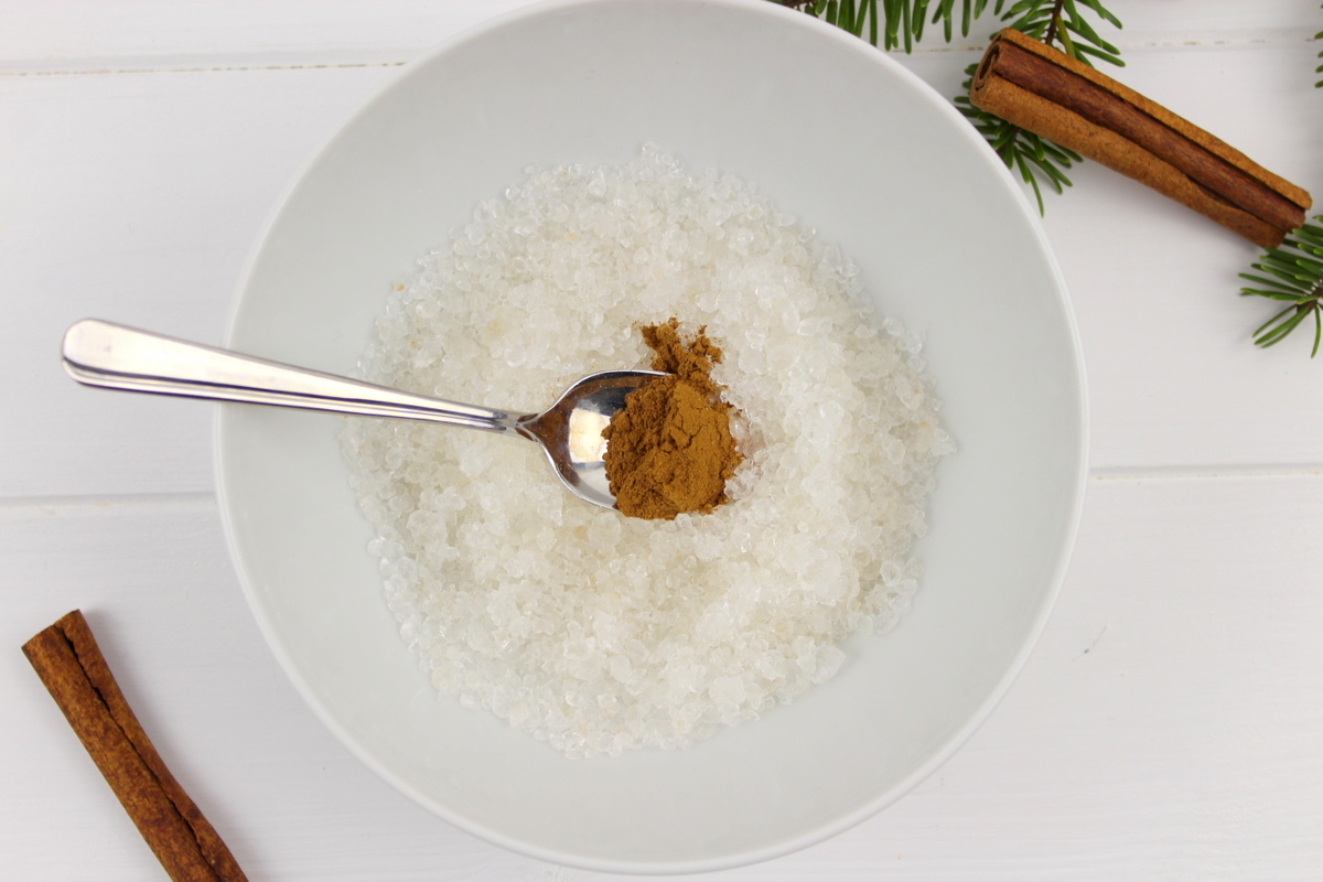 Zimt Badesalz als Geschenk verpackt in einem Glas