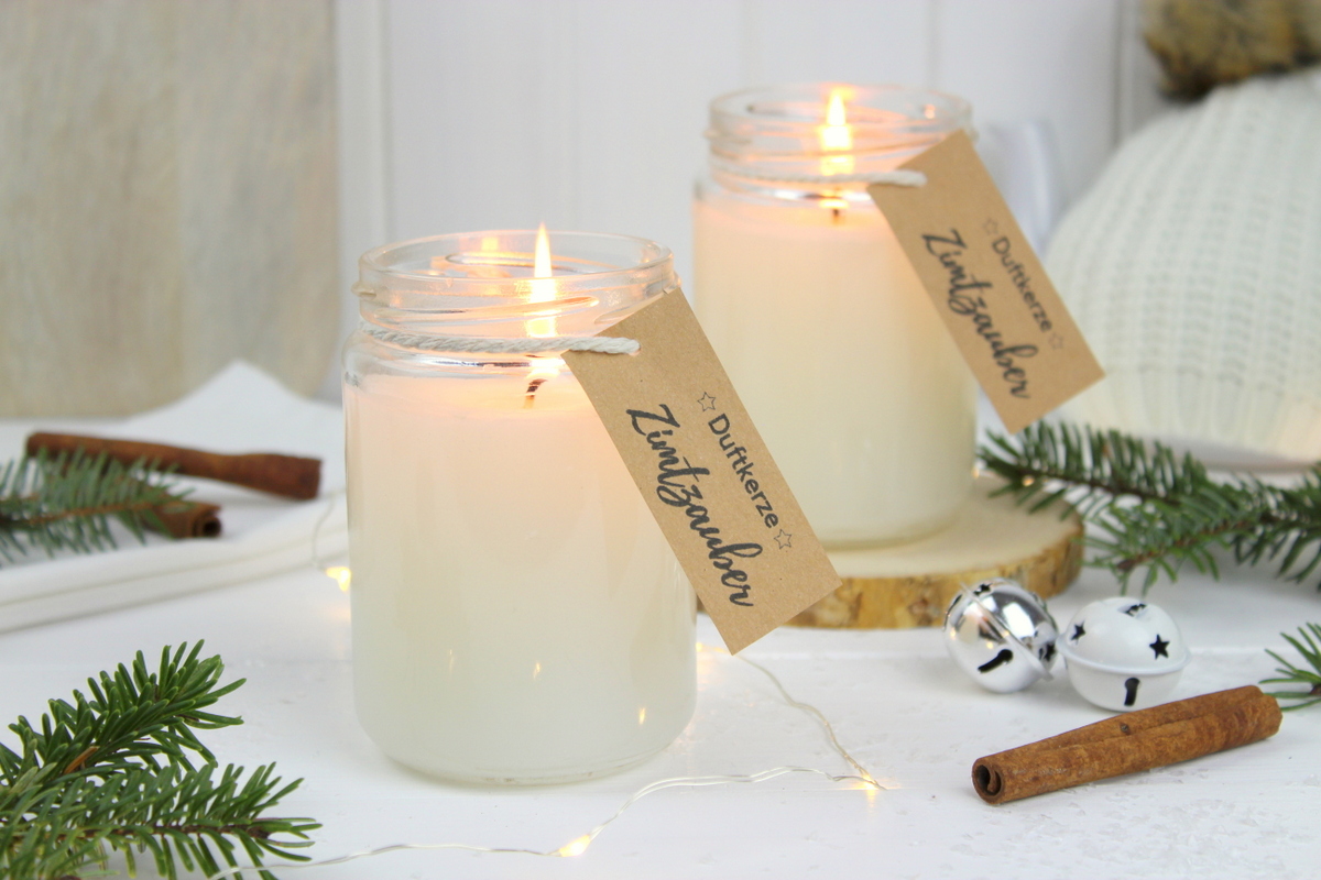 weihnachtliche Zimtkerze als Geschenk in einem Einmachglas