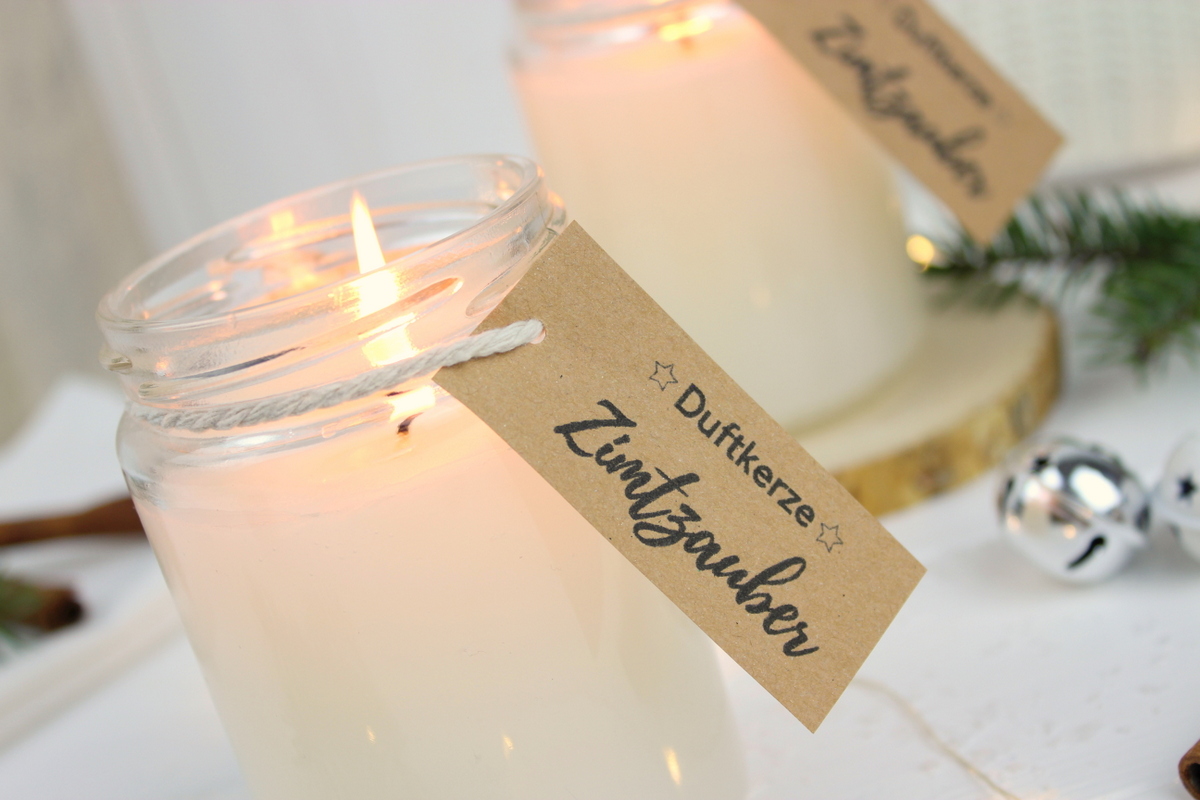 weihnachtliche Zimtkerze als Geschenk in einem Einmachglas
