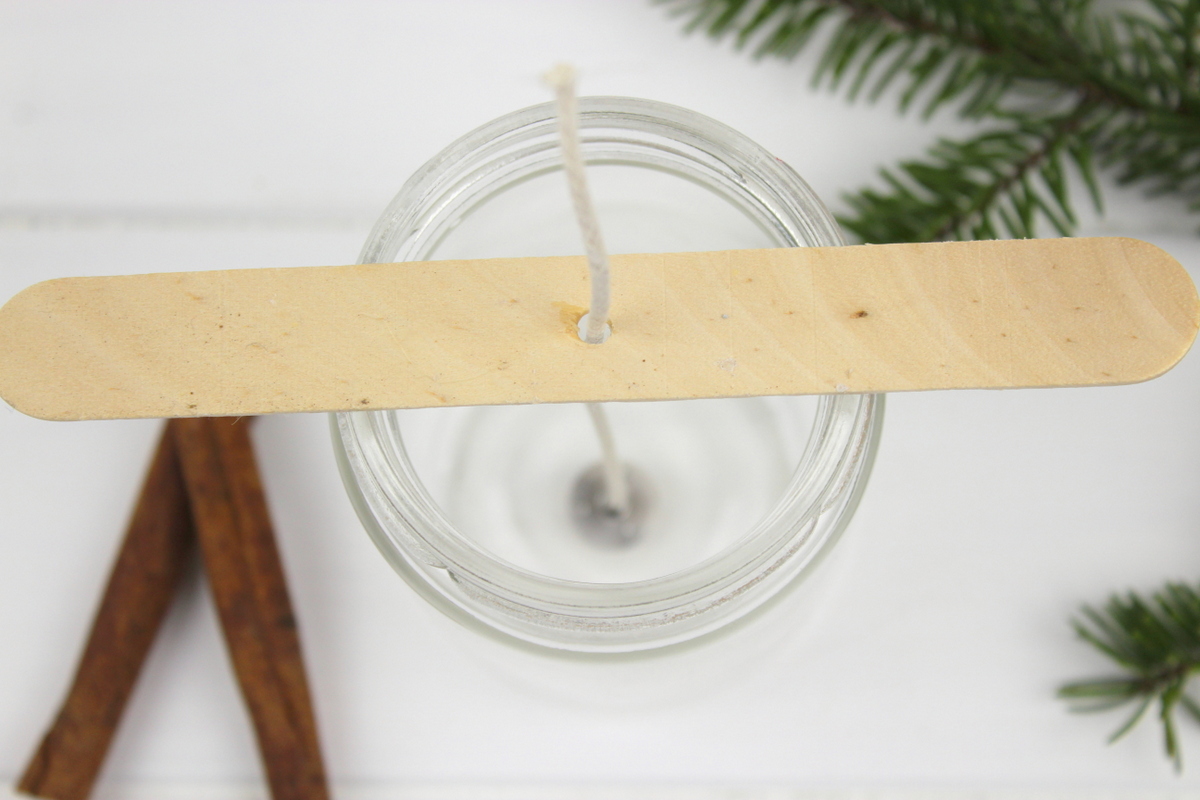 weihnachtliche Zimtkerze als Geschenk in einem Einmachglas