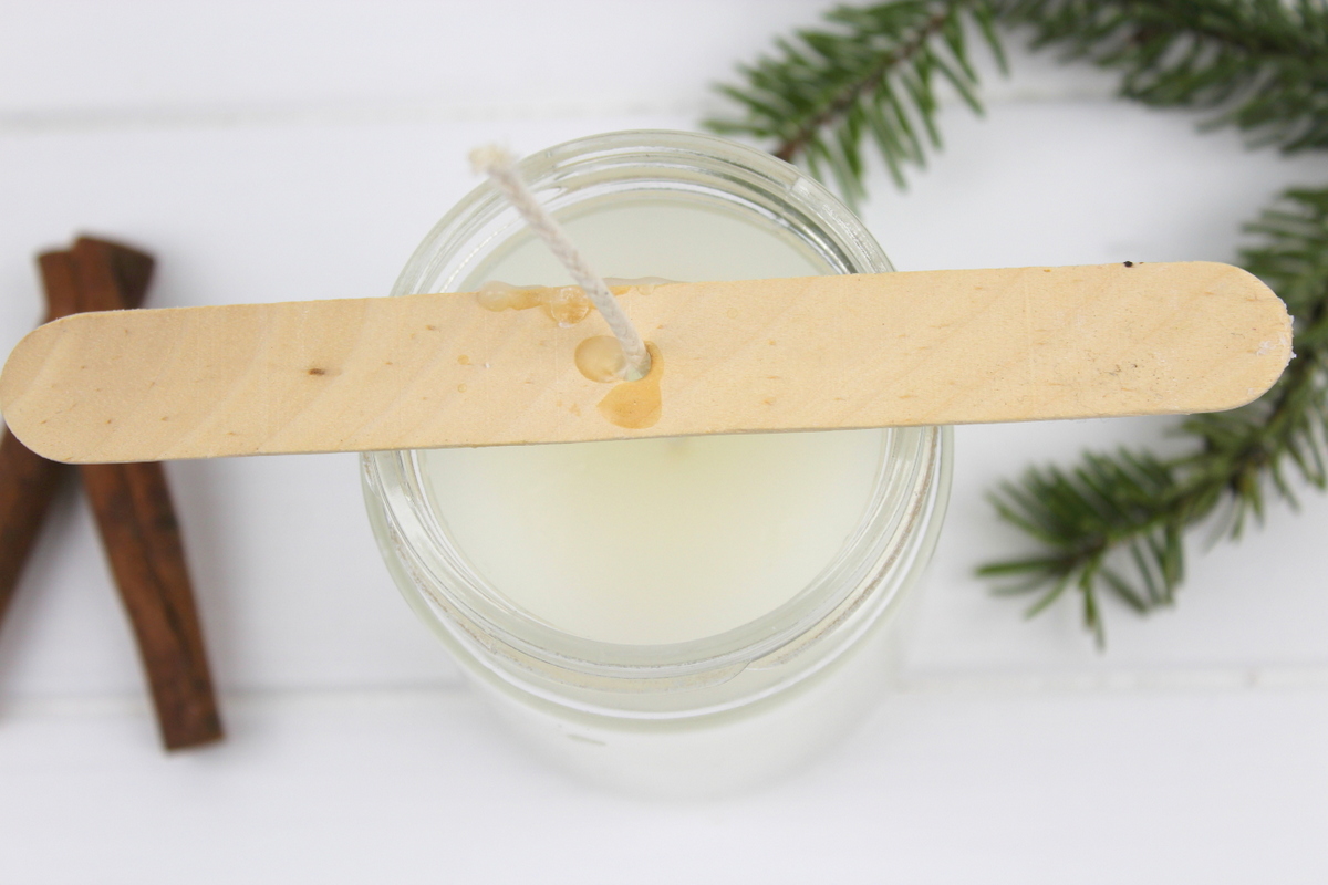 weihnachtliche Zimtkerze als Geschenk in einem Einmachglas