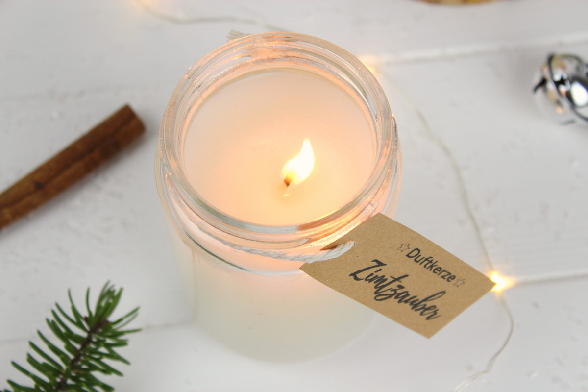 weihnachtliche Zimtkerze als Geschenk in einem Einmachglas