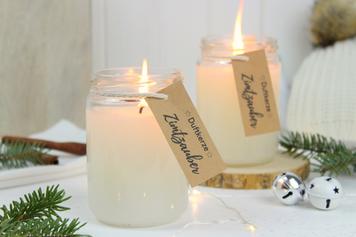 weihnachtliche Zimtkerze als Geschenk in einem Einmachglas