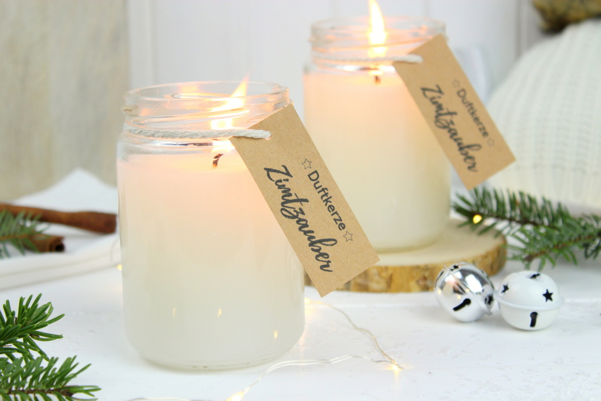 weihnachtliche Zimtkerze als Geschenk in einem Einmachglas
