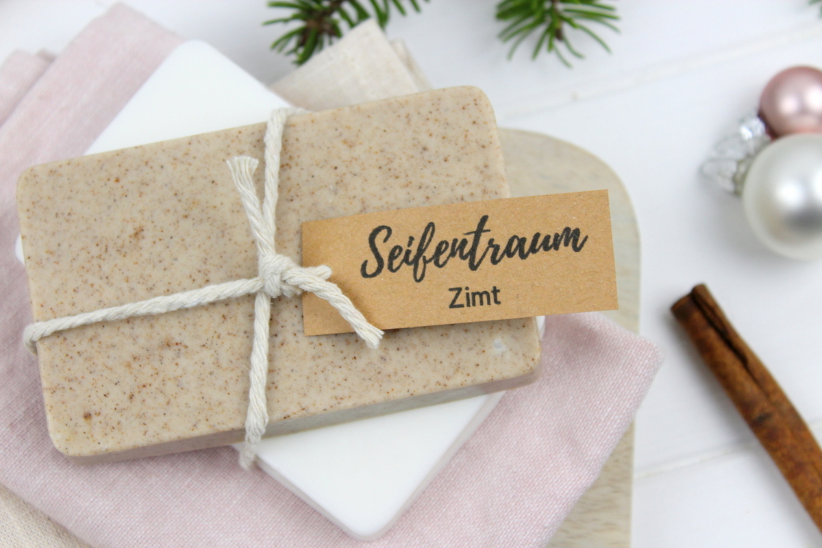 weiße und braune selbstgemachte Zimtseife als Weihnachtsgeschenk verpackt
