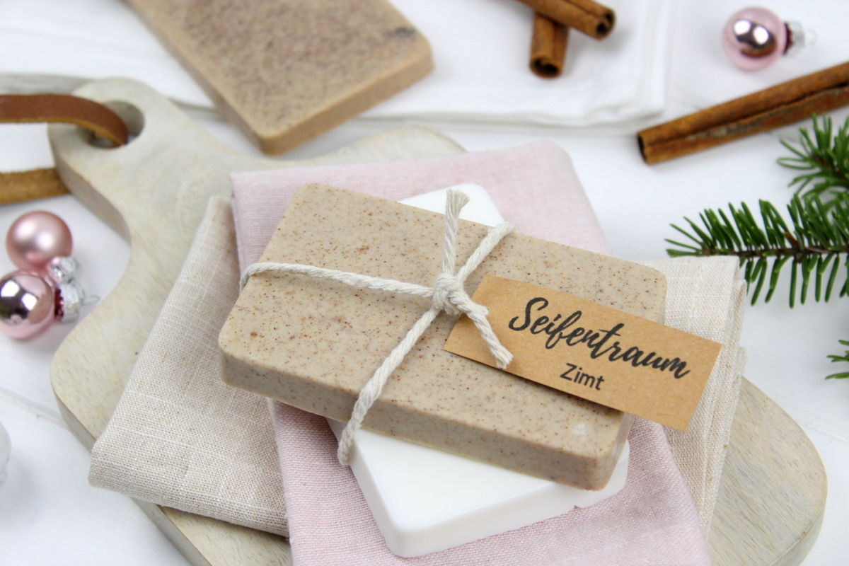 weiße und braune selbstgemachte Zimtseife als Weihnachtsgeschenk verpackt