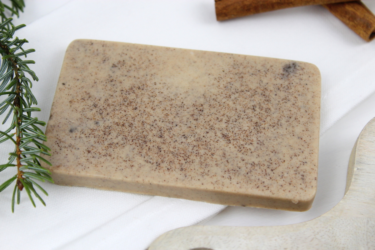 weiße und braune selbstgemachte Zimtseife als Weihnachtsgeschenk verpackt