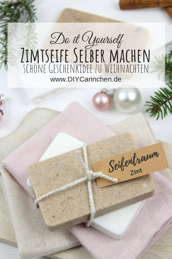 weiße und braune selbstgemachte Zimtseife als Weihnachtsgeschenk verpackt