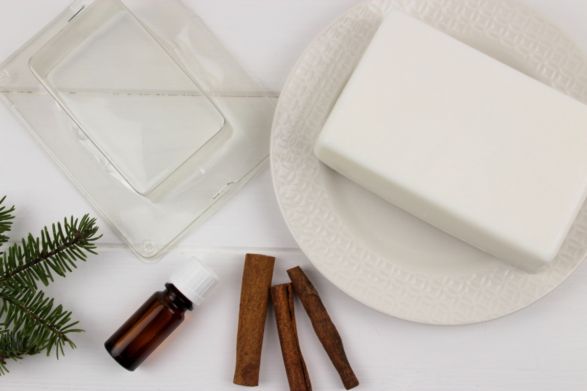 weiße und braune selbstgemachte Zimtseife als Weihnachtsgeschenk verpackt