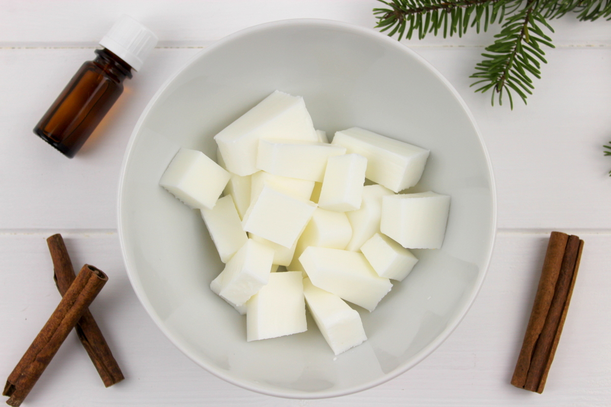 weiße und braune selbstgemachte Zimtseife als Weihnachtsgeschenk verpackt