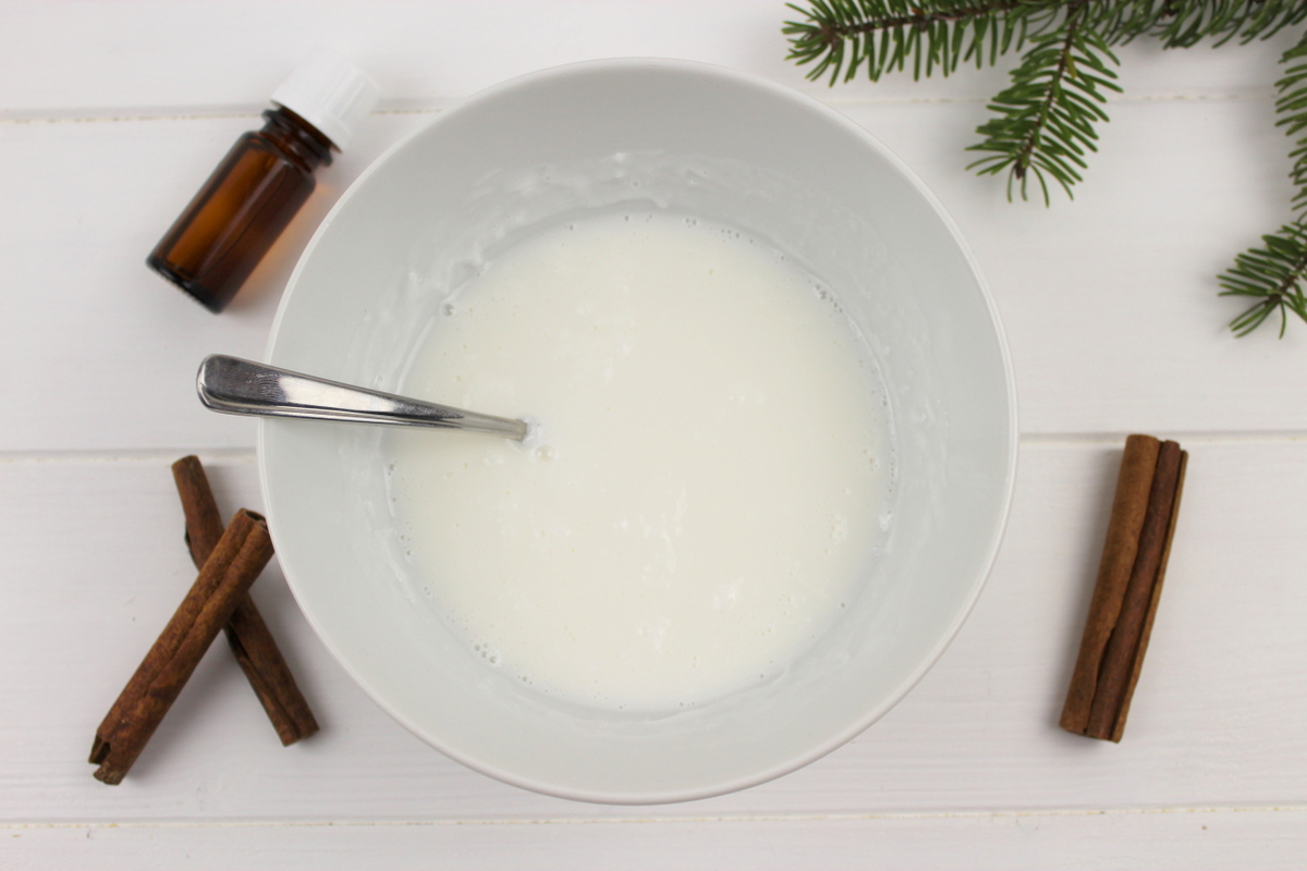 weiße und braune selbstgemachte Zimtseife als Weihnachtsgeschenk verpackt