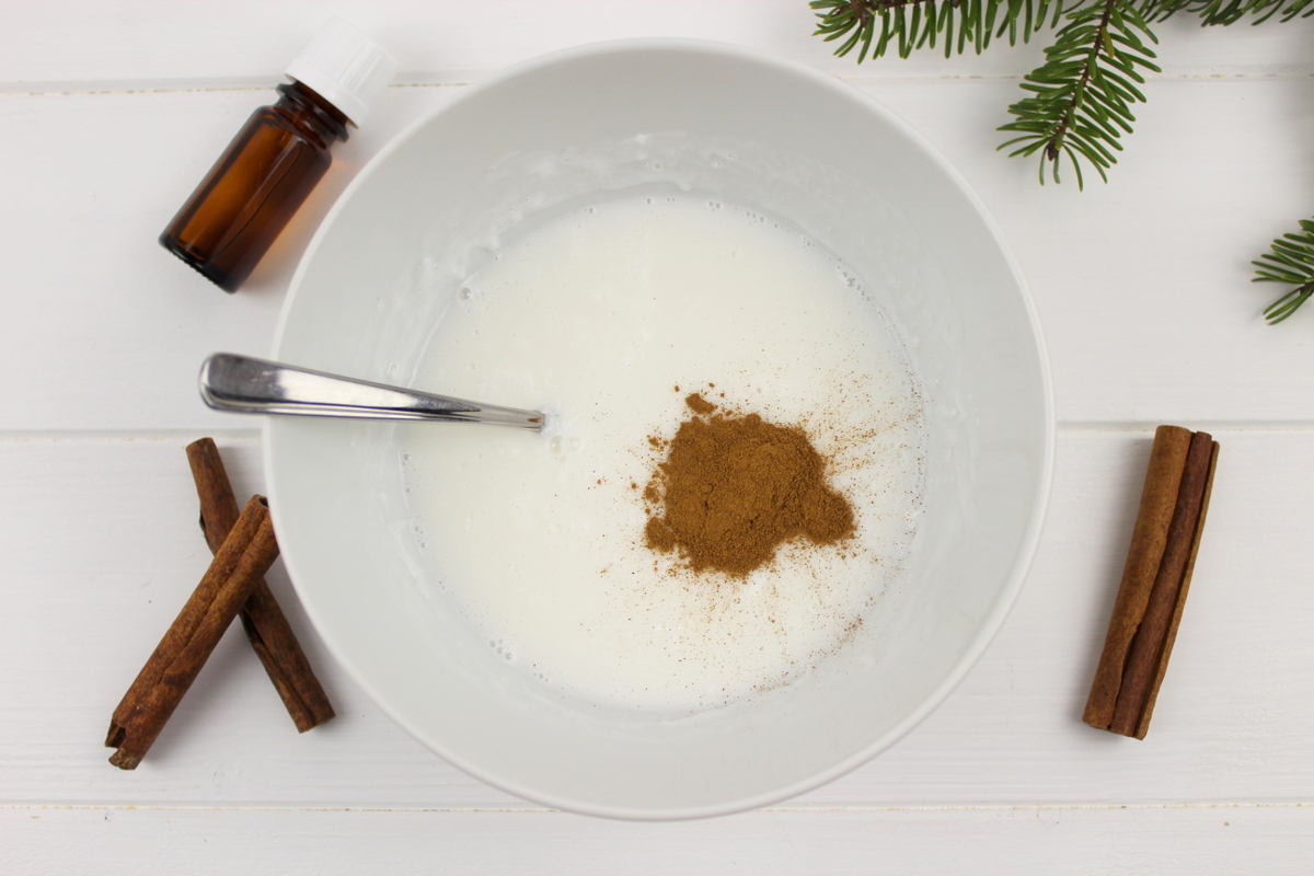 weiße und braune selbstgemachte Zimtseife als Weihnachtsgeschenk verpackt