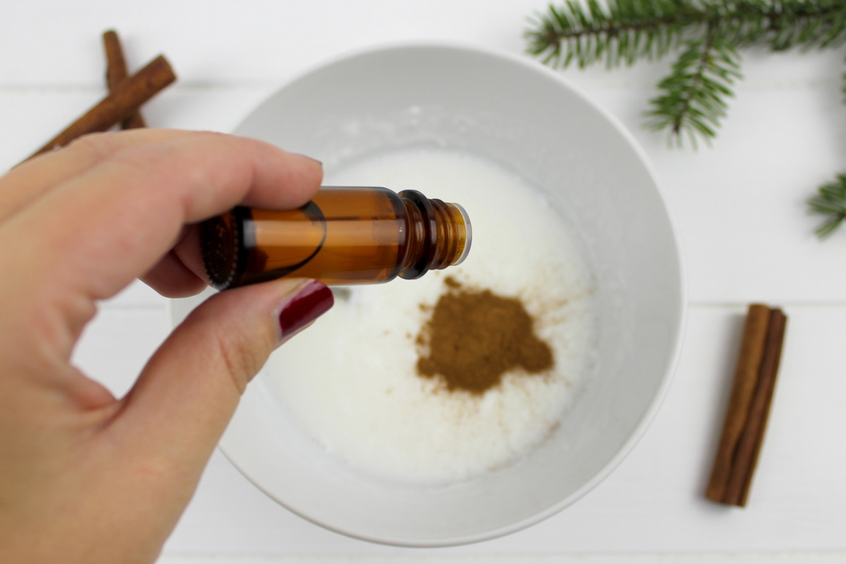 weiße und braune selbstgemachte Zimtseife als Weihnachtsgeschenk verpackt