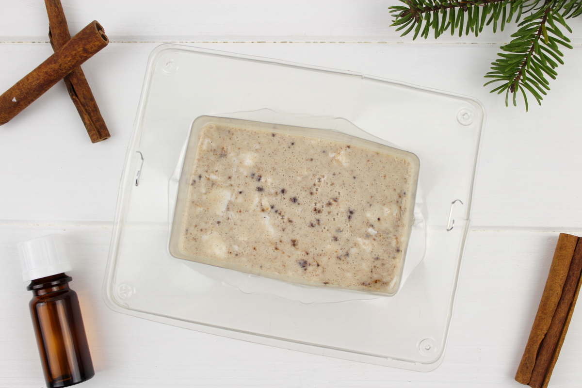 weiße und braune selbstgemachte Zimtseife als Weihnachtsgeschenk verpackt