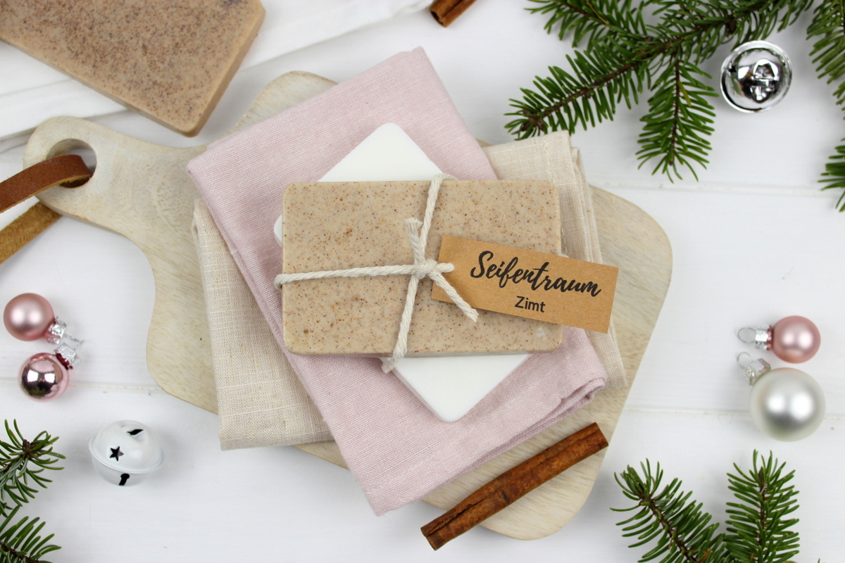 weiße und braune selbstgemachte Zimtseife als Weihnachtsgeschenk verpackt