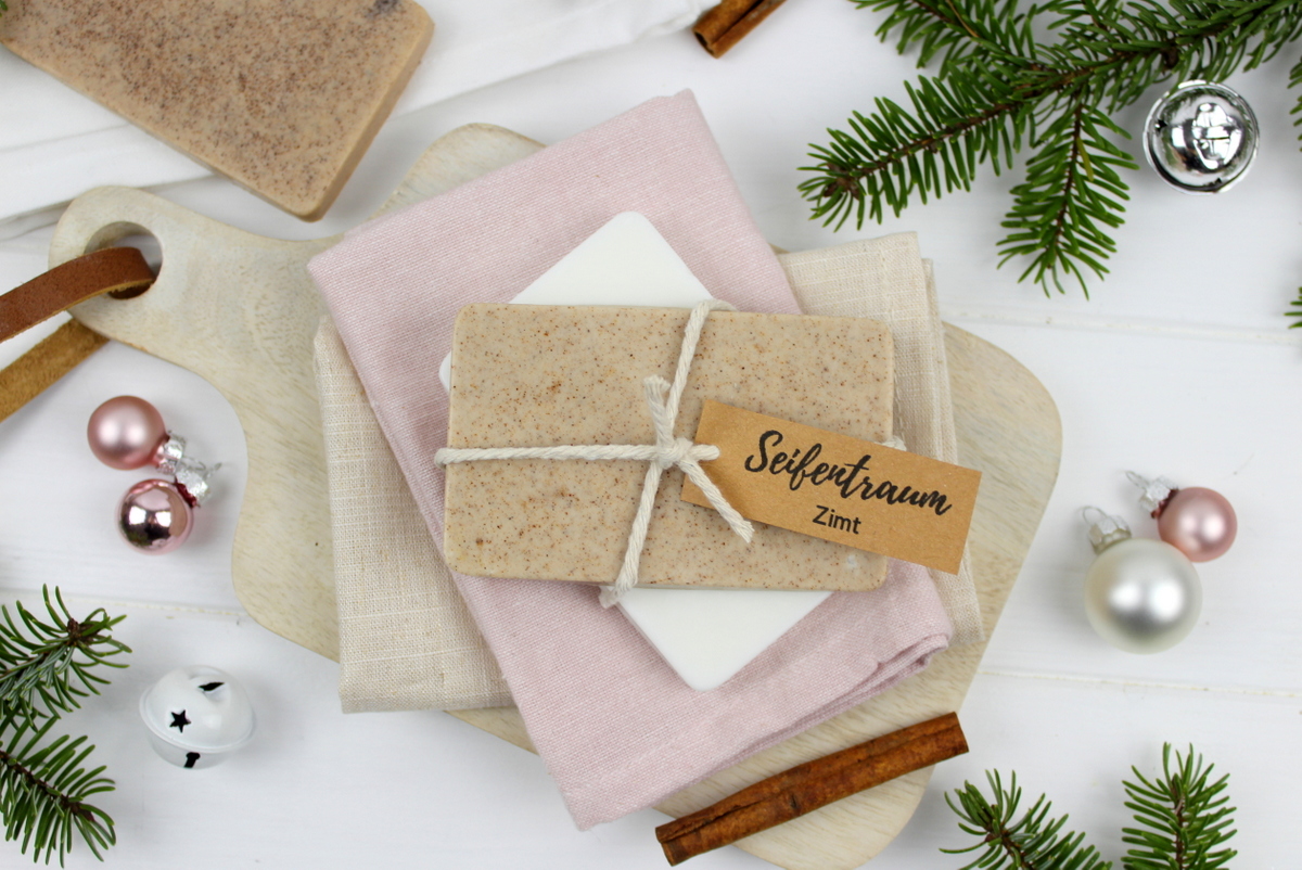 weiße und braune selbstgemachte Zimtseife als Weihnachtsgeschenk verpackt