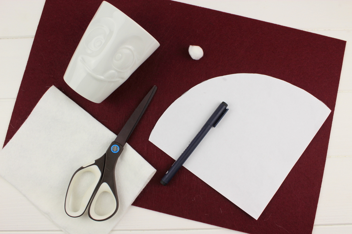 lustige Tassen mit Weihnachtsmannmützen gefüllt mit Zimtsternen