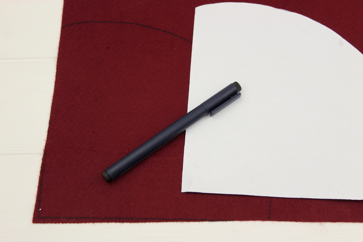 lustige Tassen mit Weihnachtsmannmützen gefüllt mit Zimtsternen