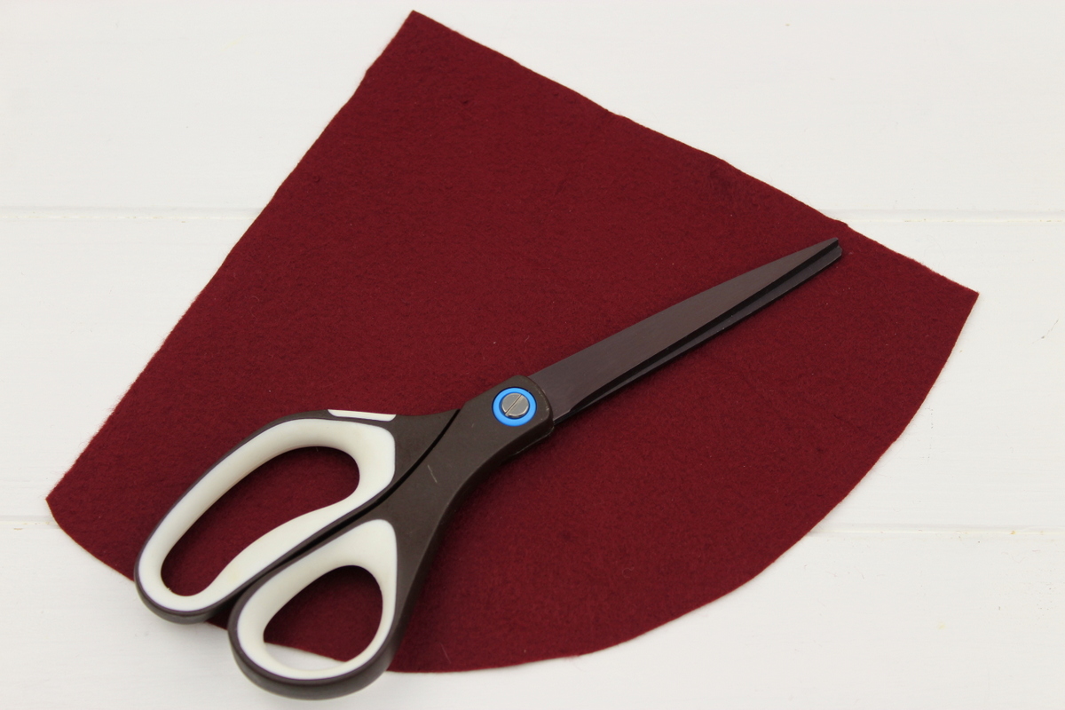 lustige Tassen mit Weihnachtsmannmützen gefüllt mit Zimtsternen