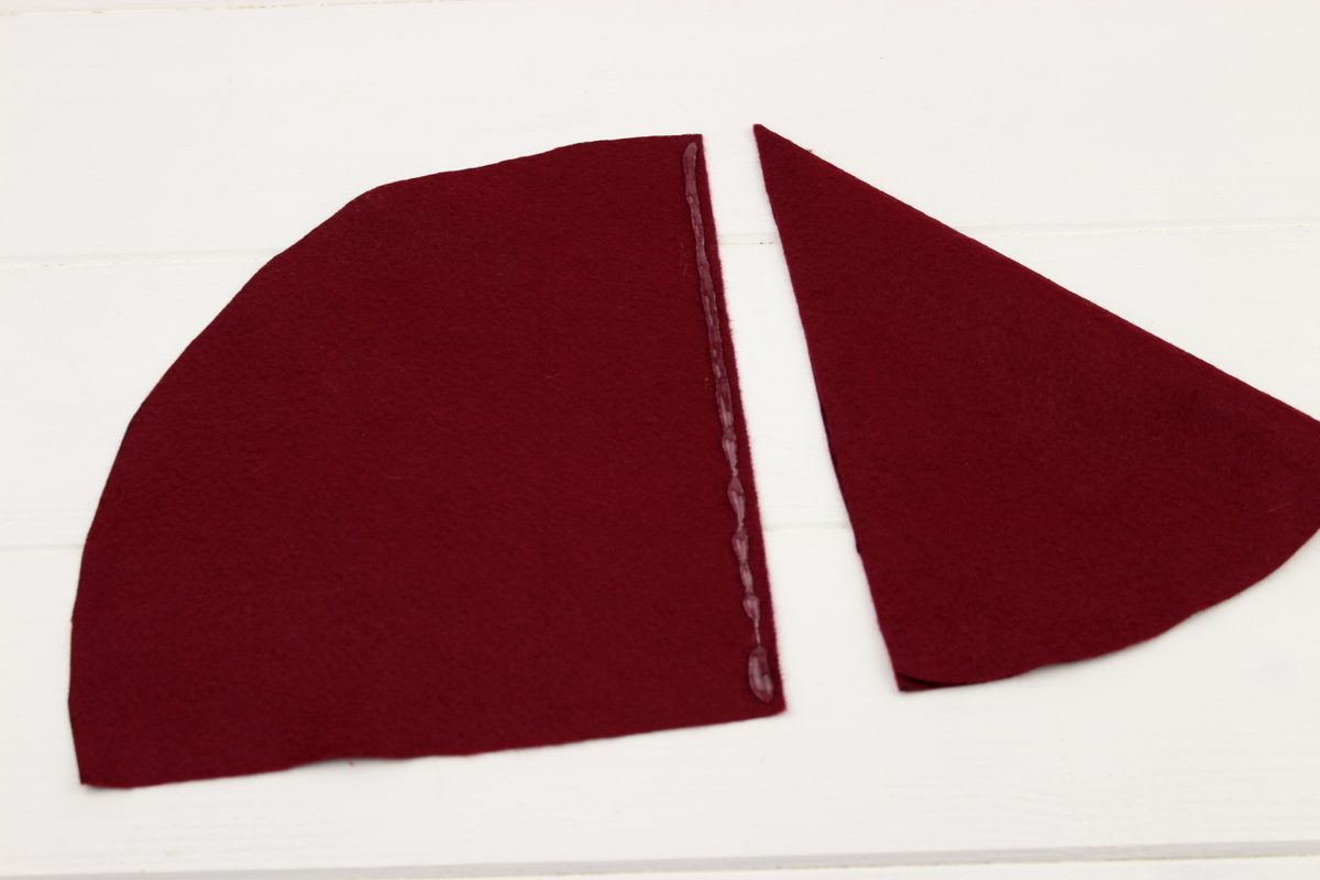 lustige Tassen mit Weihnachtsmannmützen gefüllt mit Zimtsternen