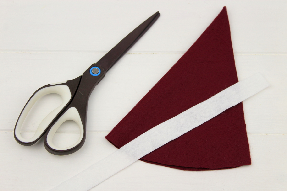 lustige Tassen mit Weihnachtsmannmützen gefüllt mit Zimtsternen