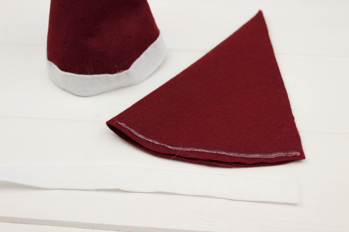 lustige Tassen mit Weihnachtsmannmützen gefüllt mit Zimtsternen