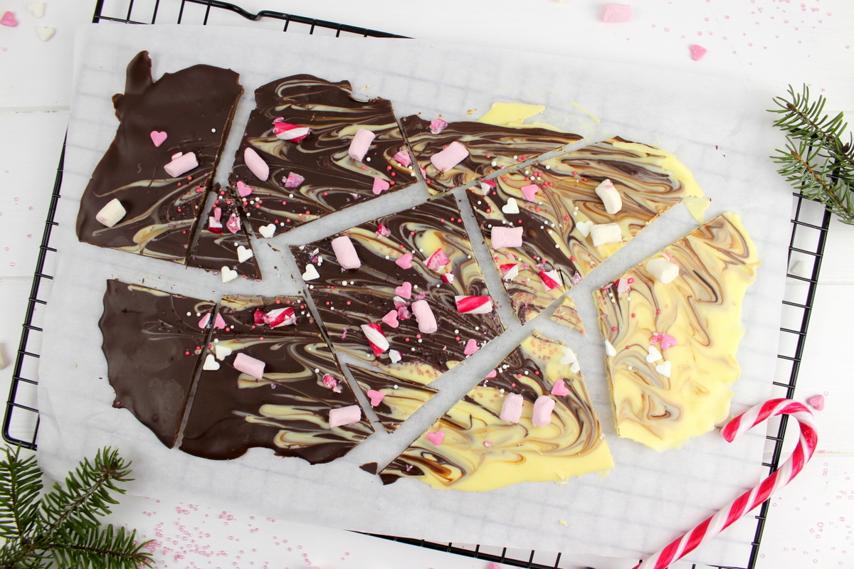 weihnachtliche Bruchschokolade mit weißer- und Zartbitterschokolade