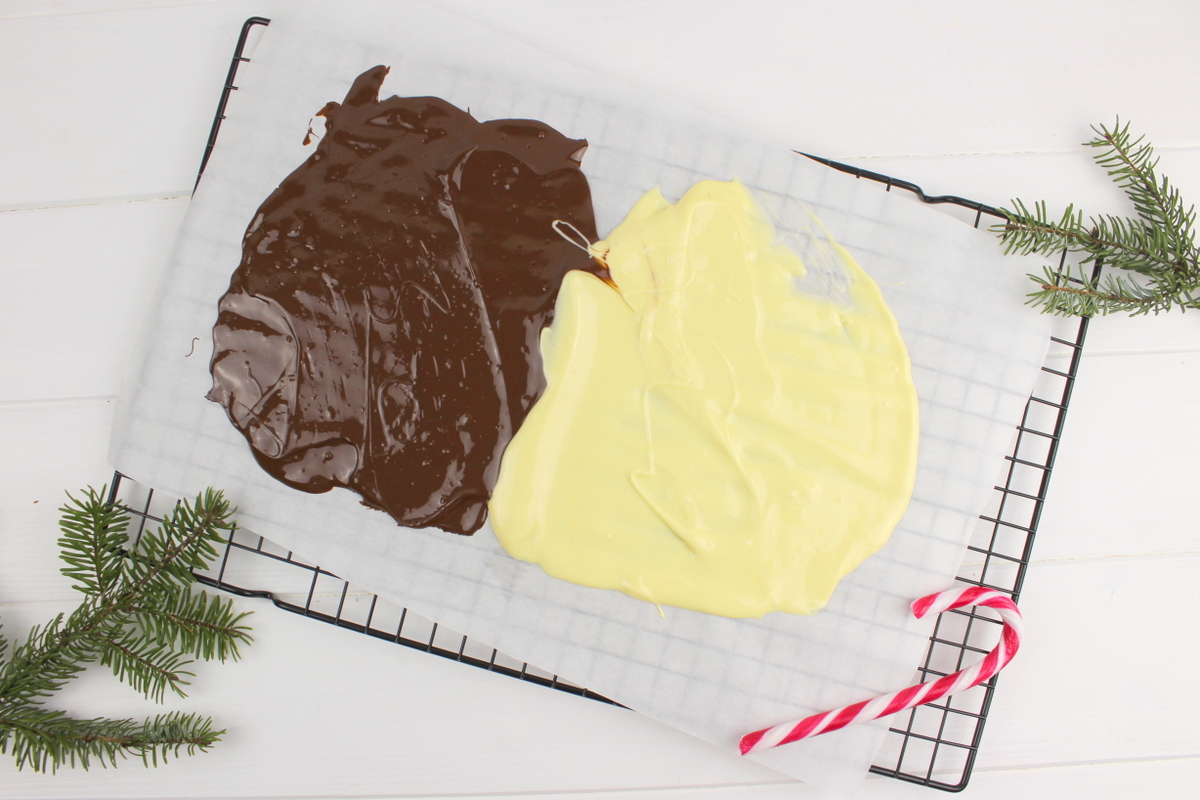 weihnachtliche Bruchschokolade mit weißer- und Zartbitterschokolade
